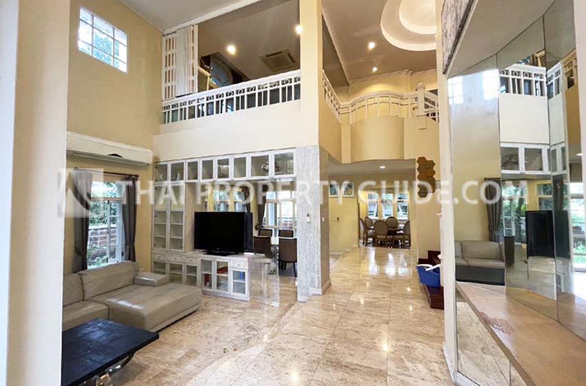 House with Shared Pool in Srinakarin 